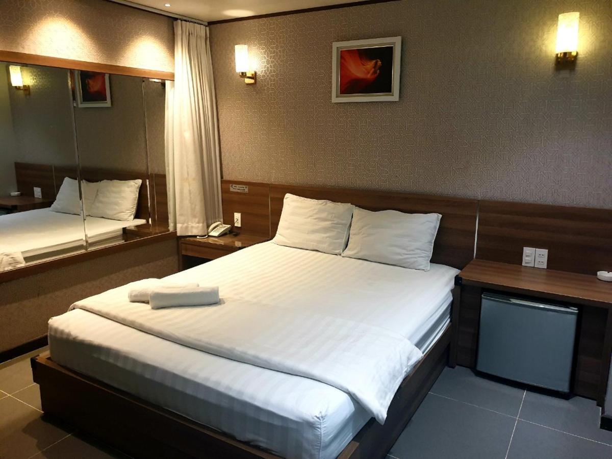 Reddoorz Premium Cloud 9 An Nhon Hotel Хошимин Екстериор снимка
